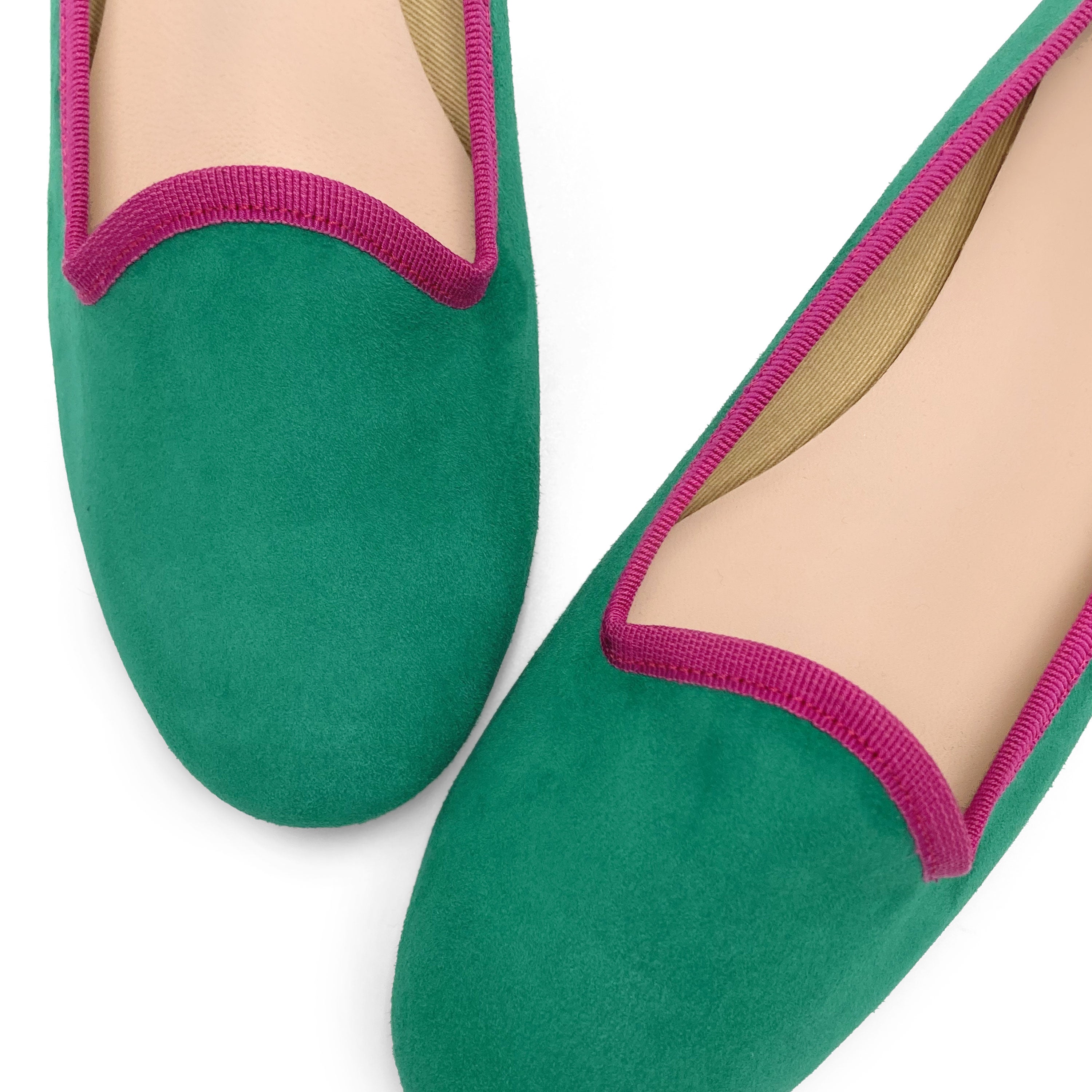 Slippers femme en daim vert émeraude avec détails fuchsia