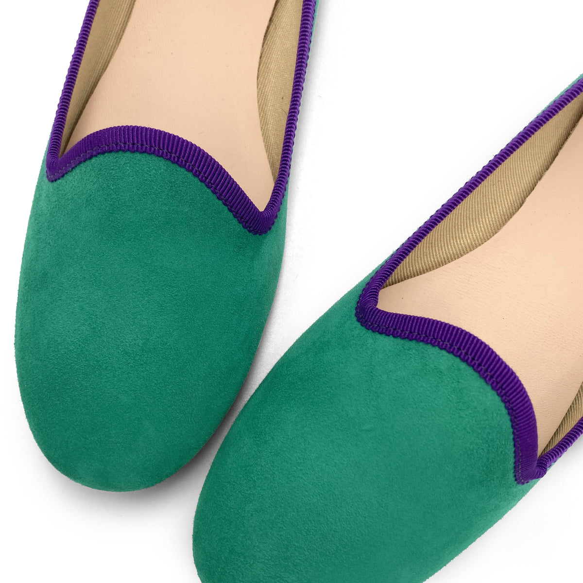 Slippers de mujer en ante verde esmeralda con detalles morados