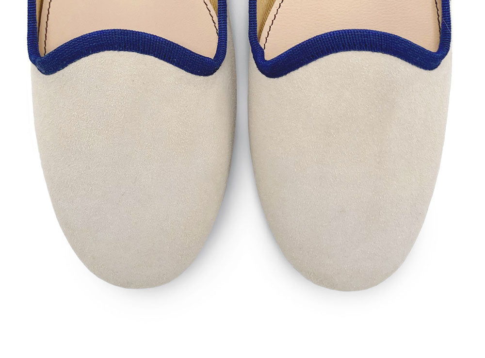 Damen-Loafers aus beigem Wildleder mit blauen Details