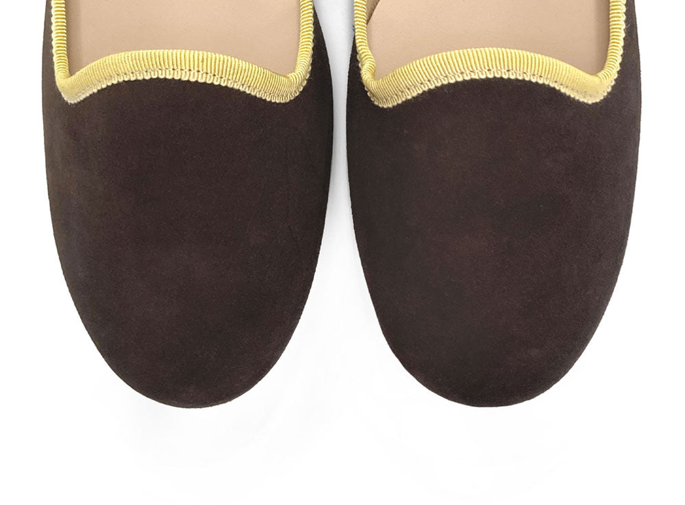 Damen-Loafers aus dunkelbraunem Wildleder mit gelben Details