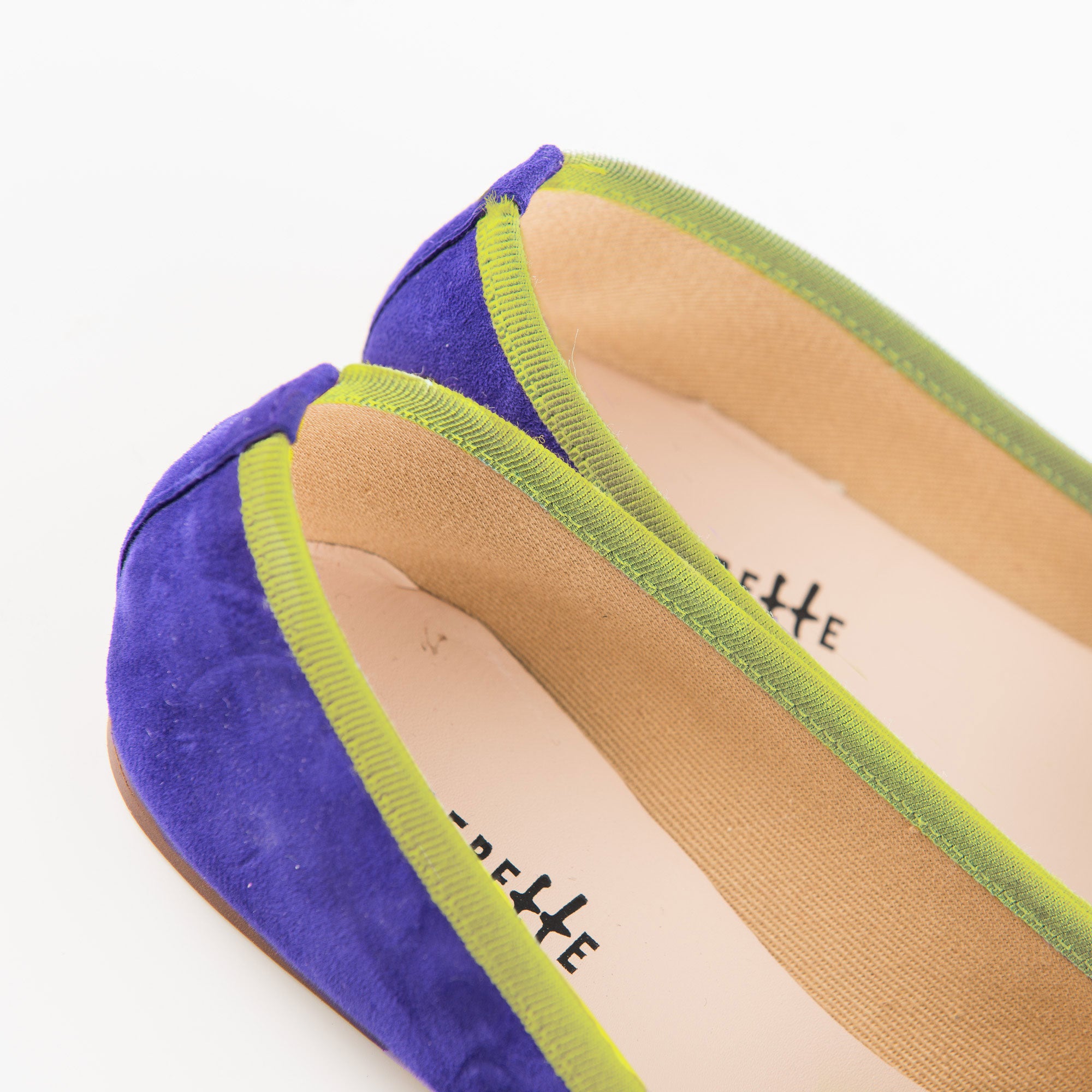 Mocasines tipo zapatillas en ante morado con grosgrain verde