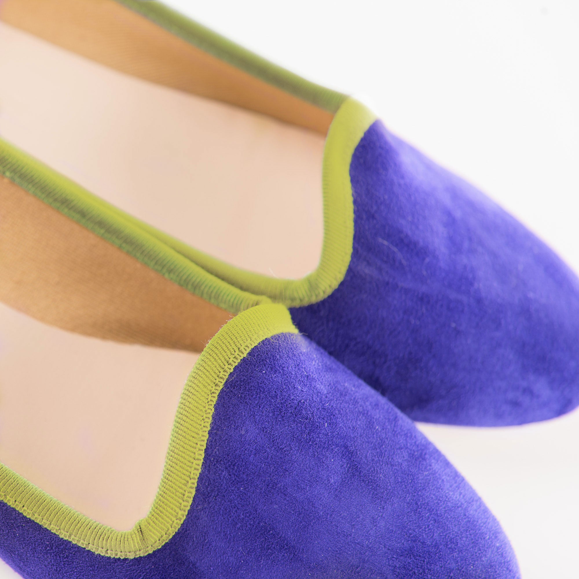 Mocasines tipo zapatillas en ante morado con grosgrain verde