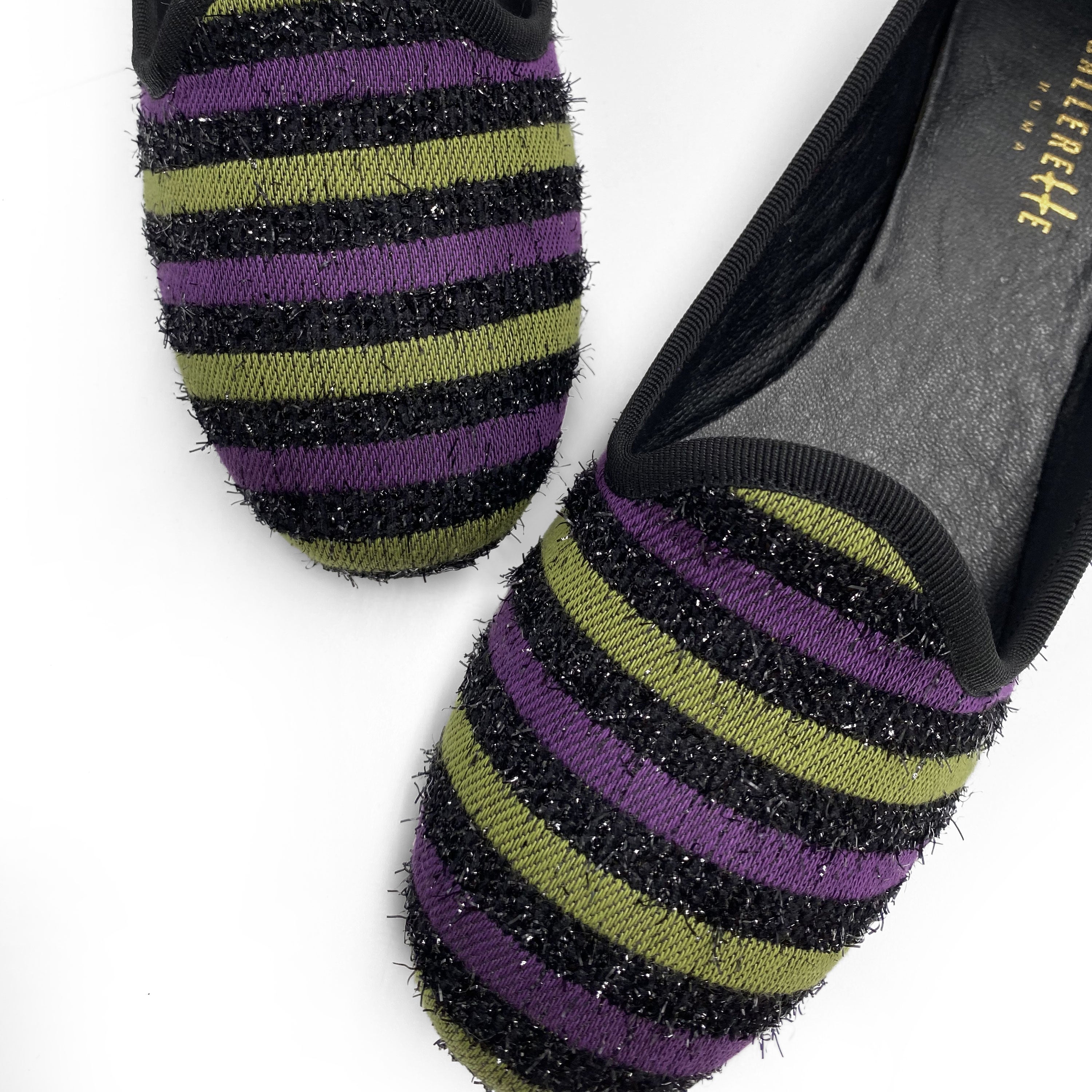 Slippers femme en tissu rayé violet et vert 