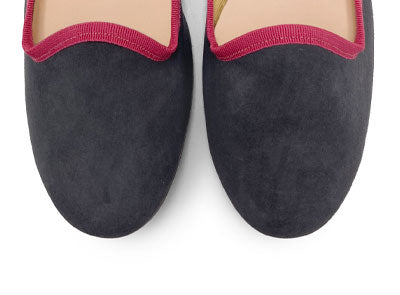 Slippers pour femmes en daim gris fumée et détails rose