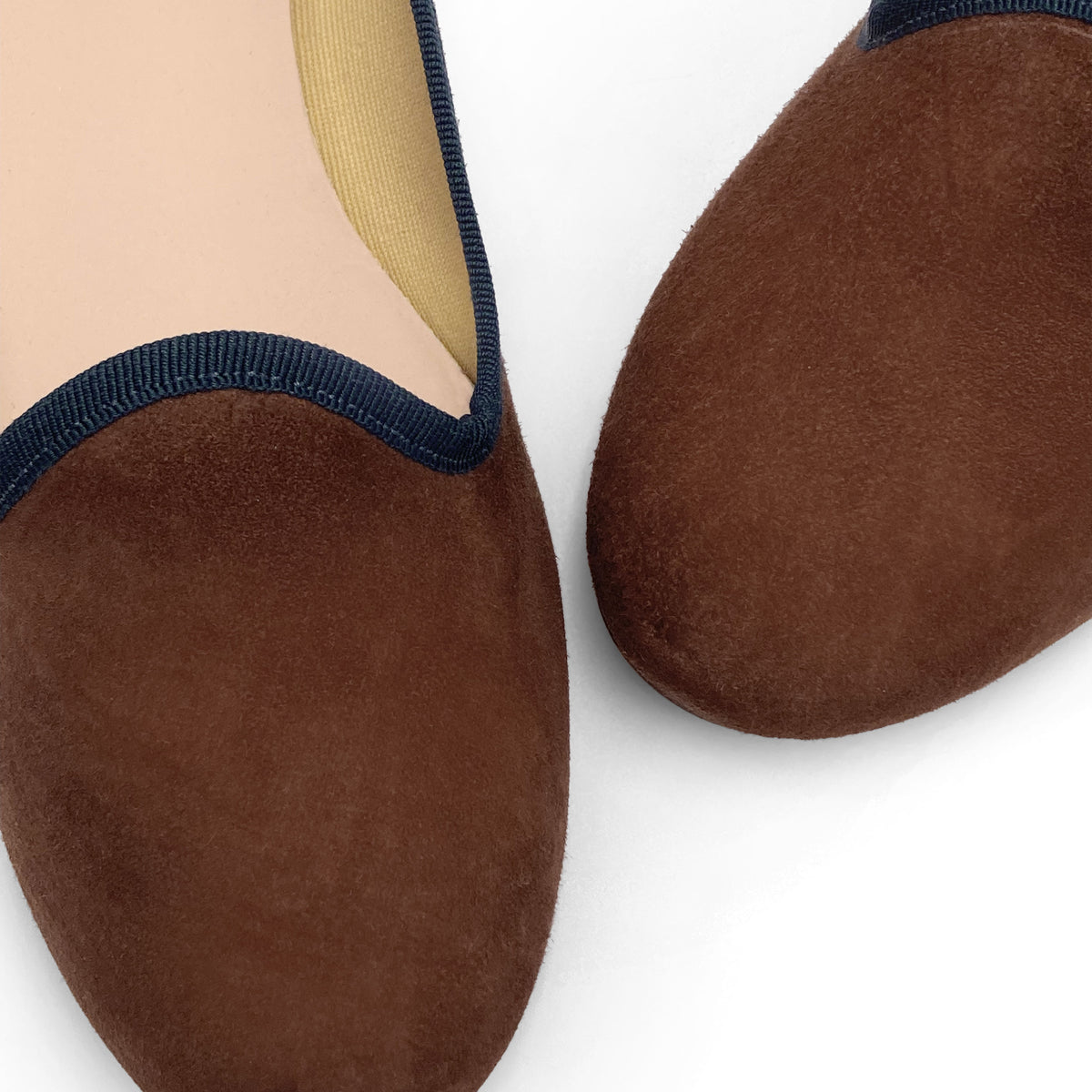 Slippers pour femmes en daim marron et détails bleu