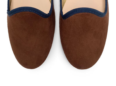Slippers pour femmes en daim marron et détails bleu