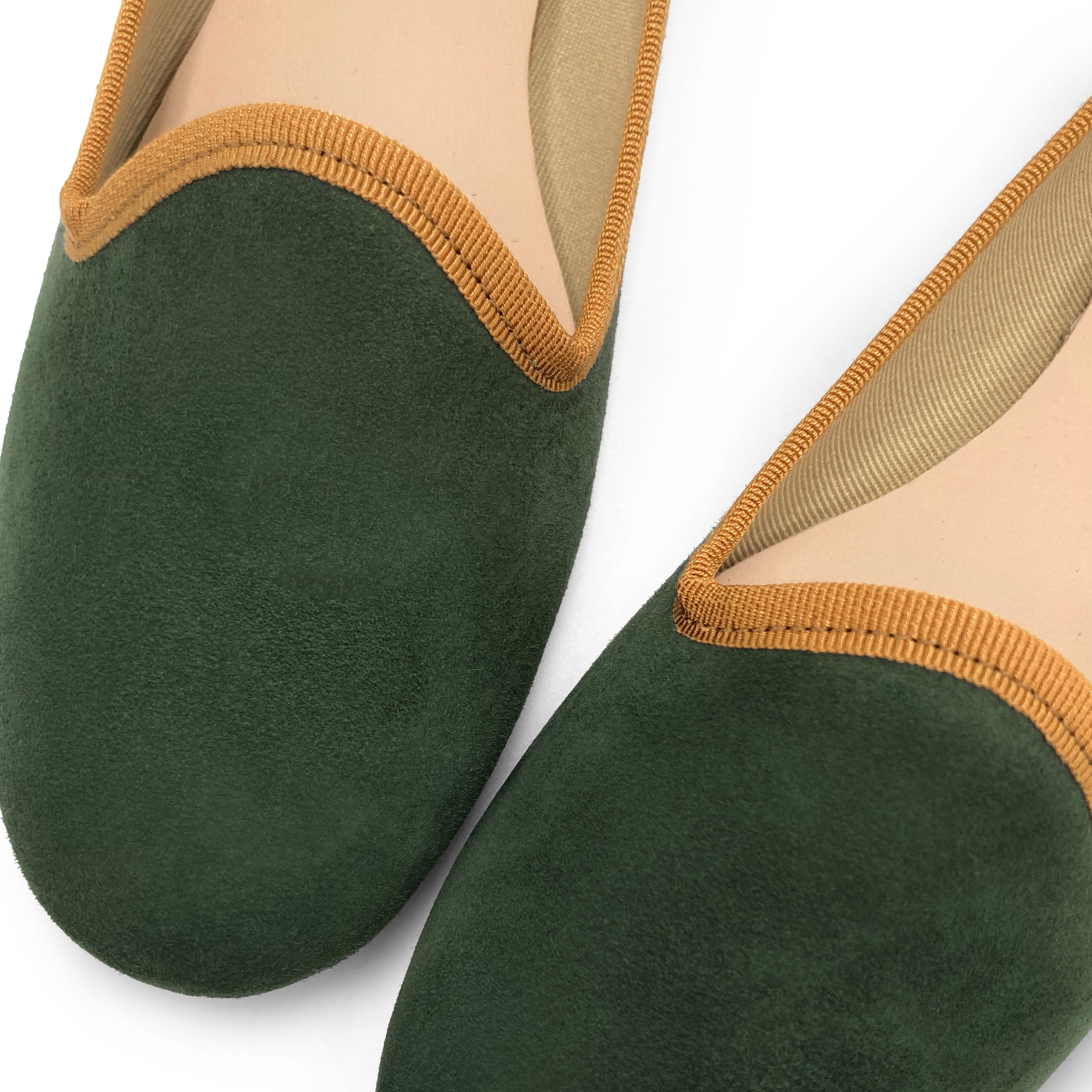 Damen-Loafers aus waldgrünem Wildleder und bernsteinfarbenen Details