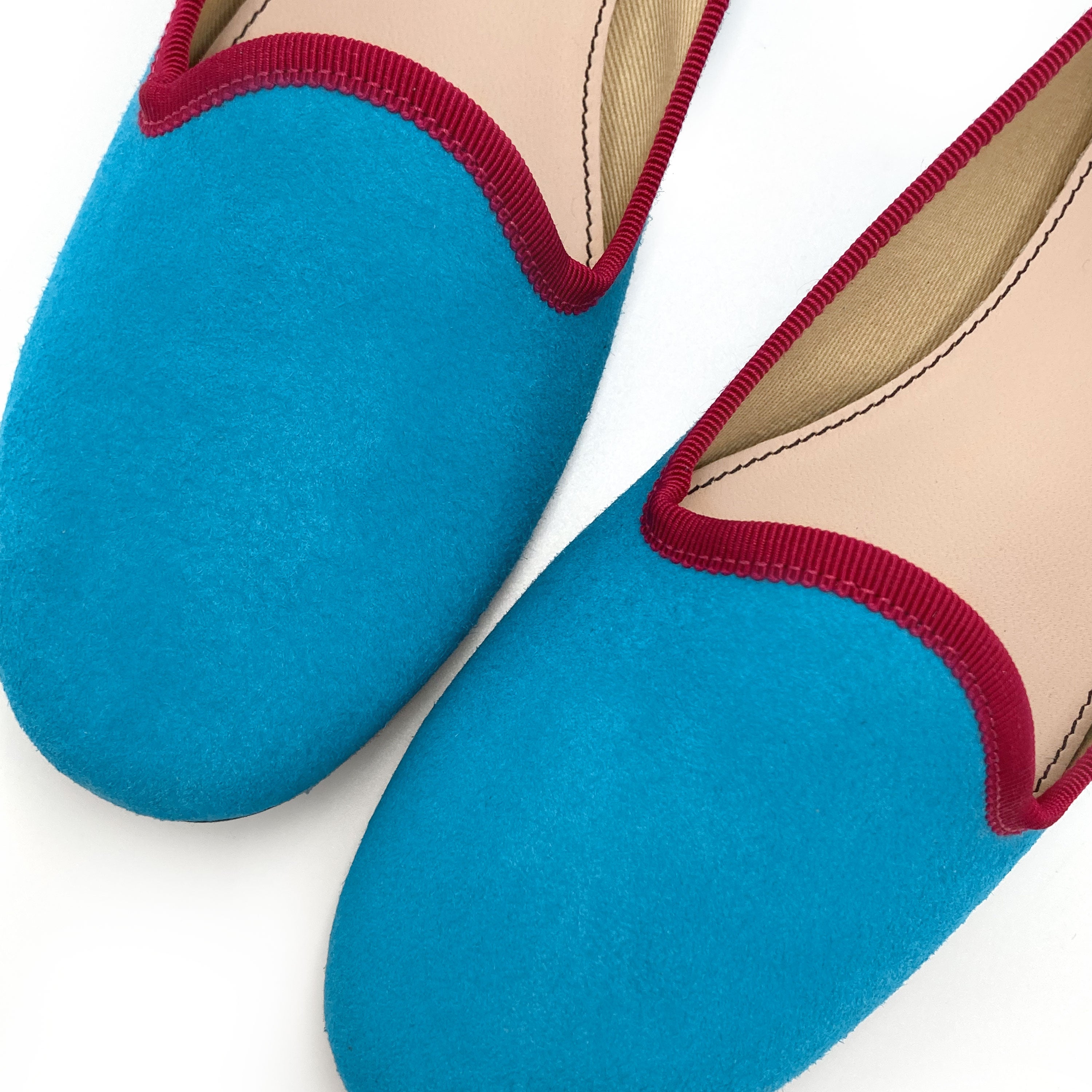 Slippers de mujer en ante turquesa con detalles fucsia