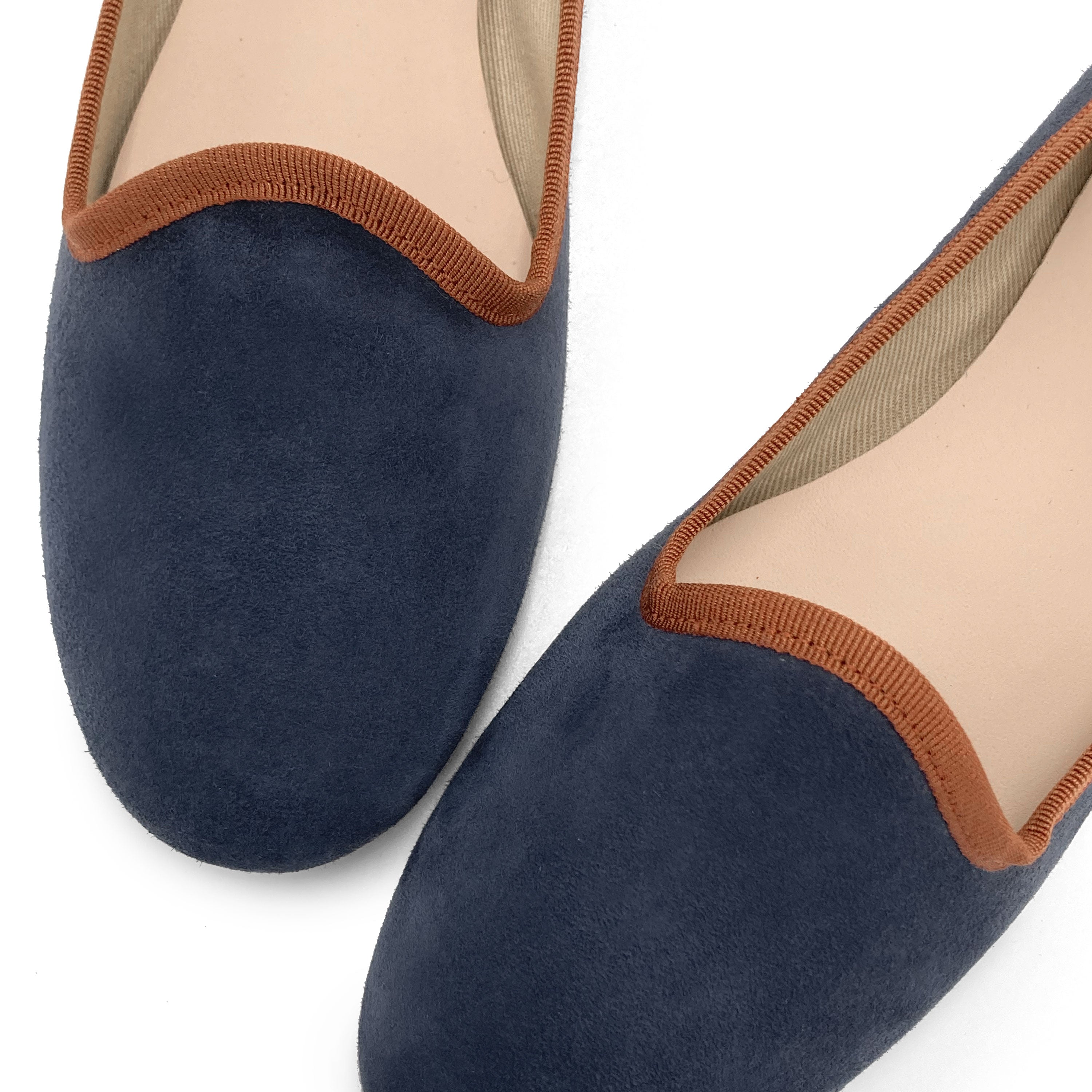 Slippers pour femme en daim bleu pétrole et détails terracotta