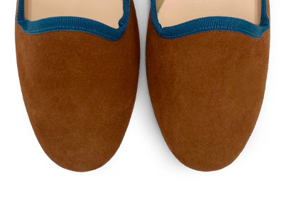 Chaussons pour femmes en daim marron et détails bleus