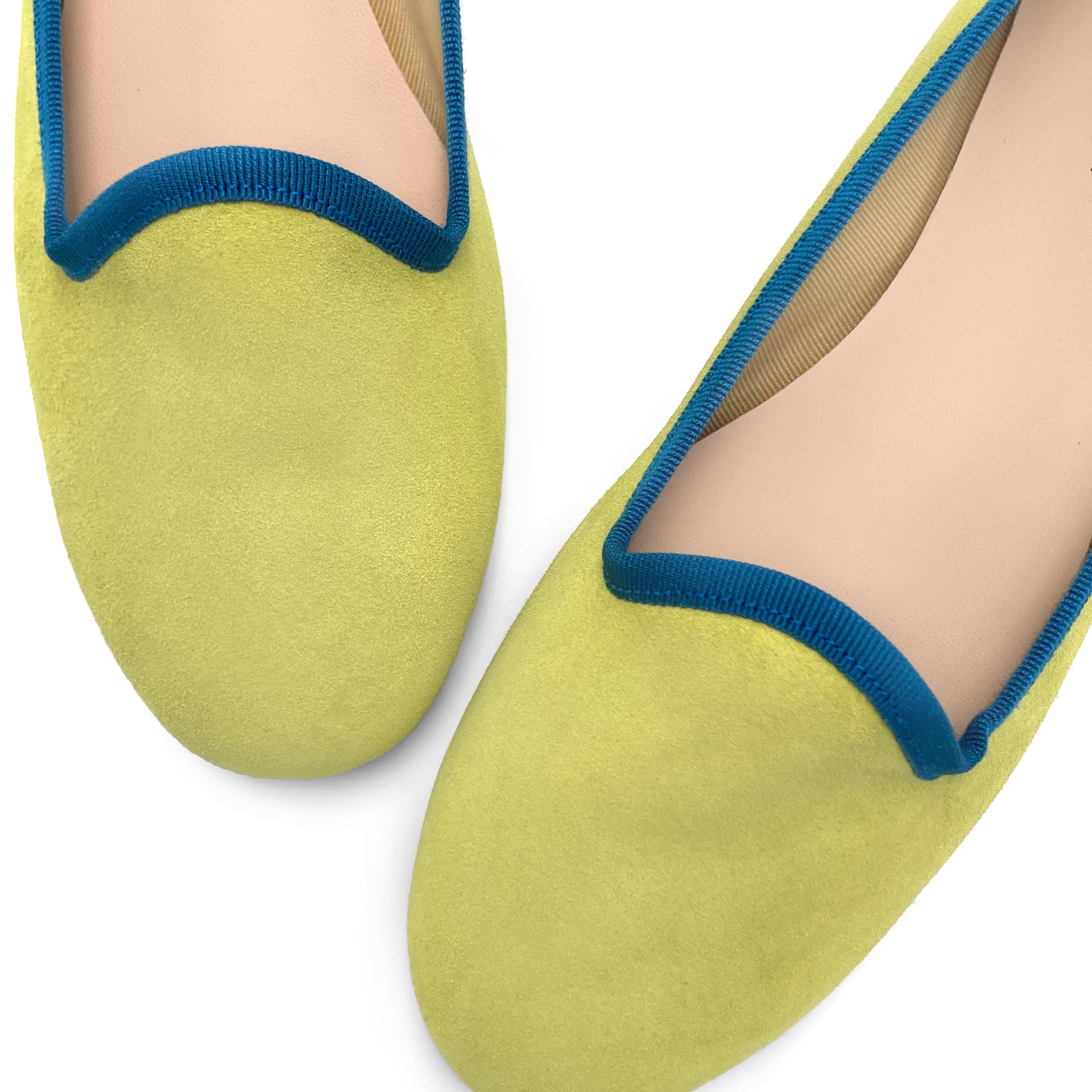 Slippers femme en daim vert lime avec détails bleu petrole
