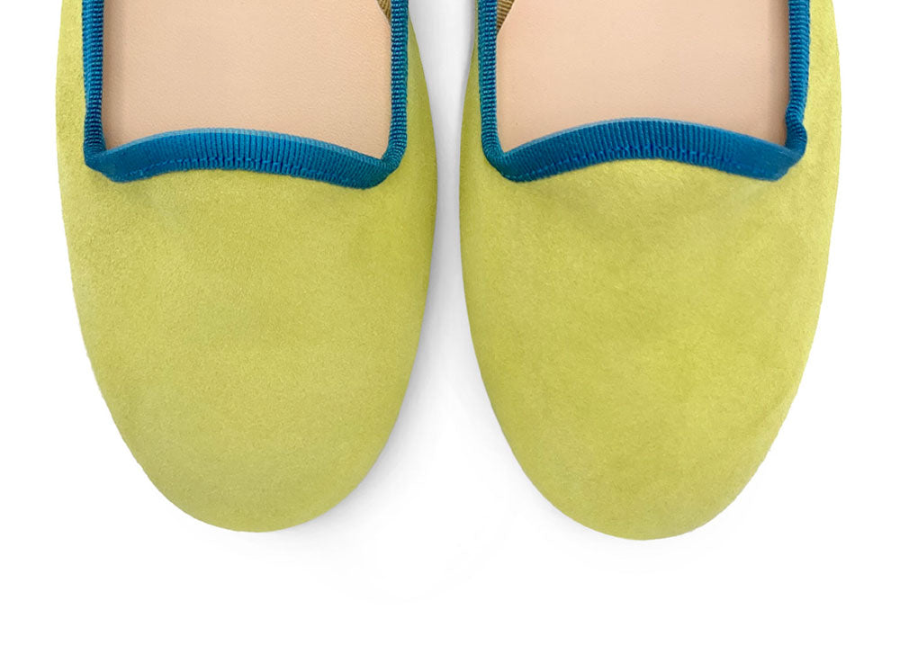 Slippers femme en daim vert lime avec détails bleu petrole