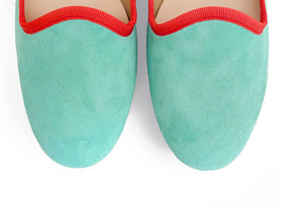 Slippers femme en daim aqua et détails corail 
