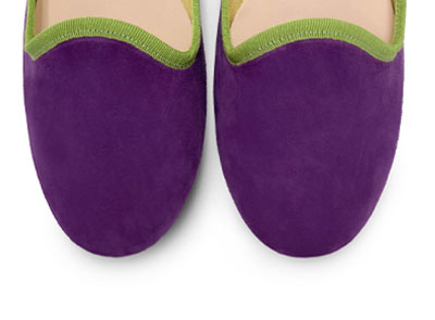 Slippers pour femmes en daim violet et détails vert