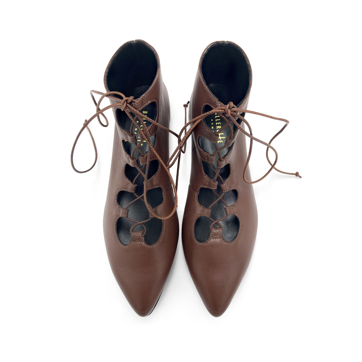 Botines marrones con punta y cordones