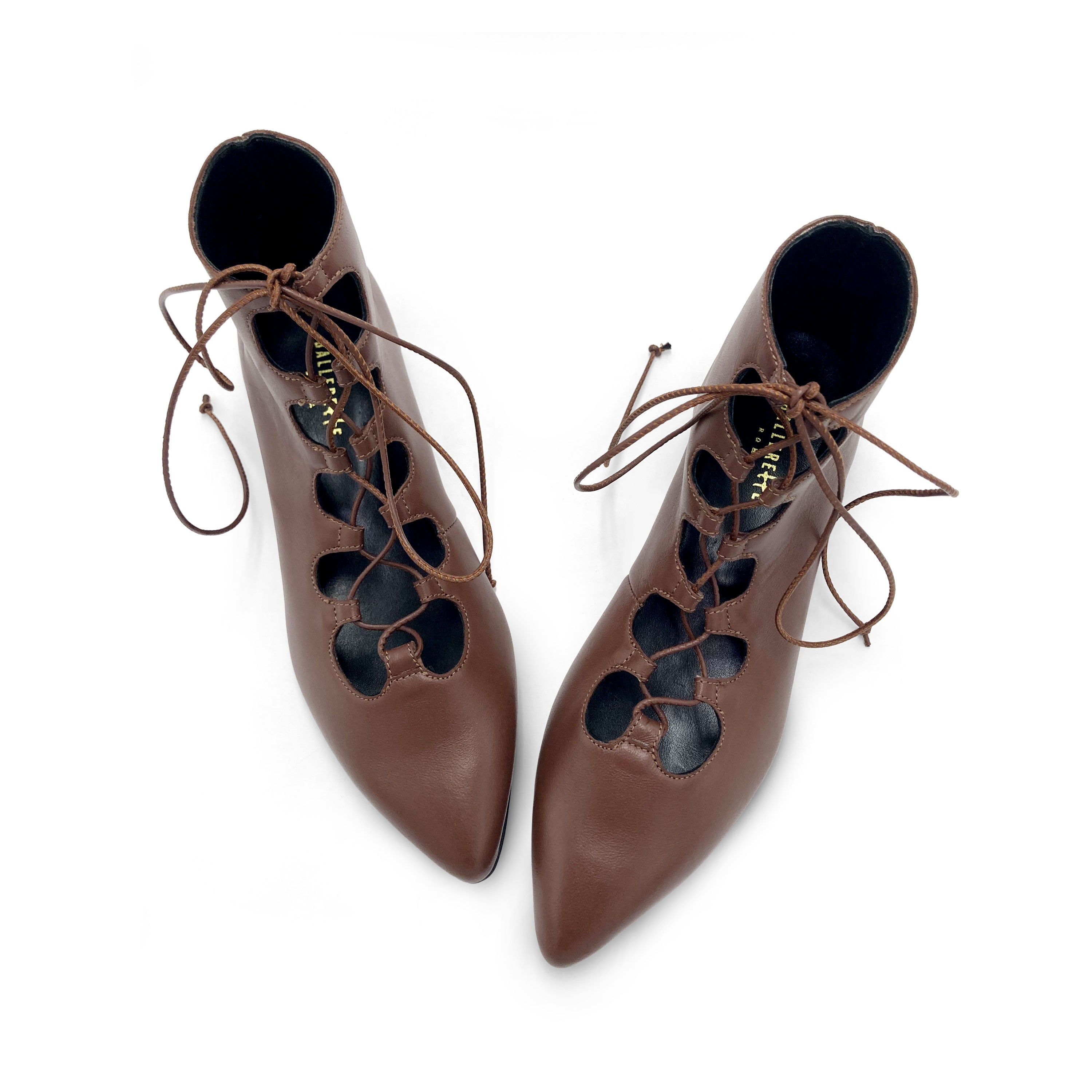 Botines marrones con punta y cordones