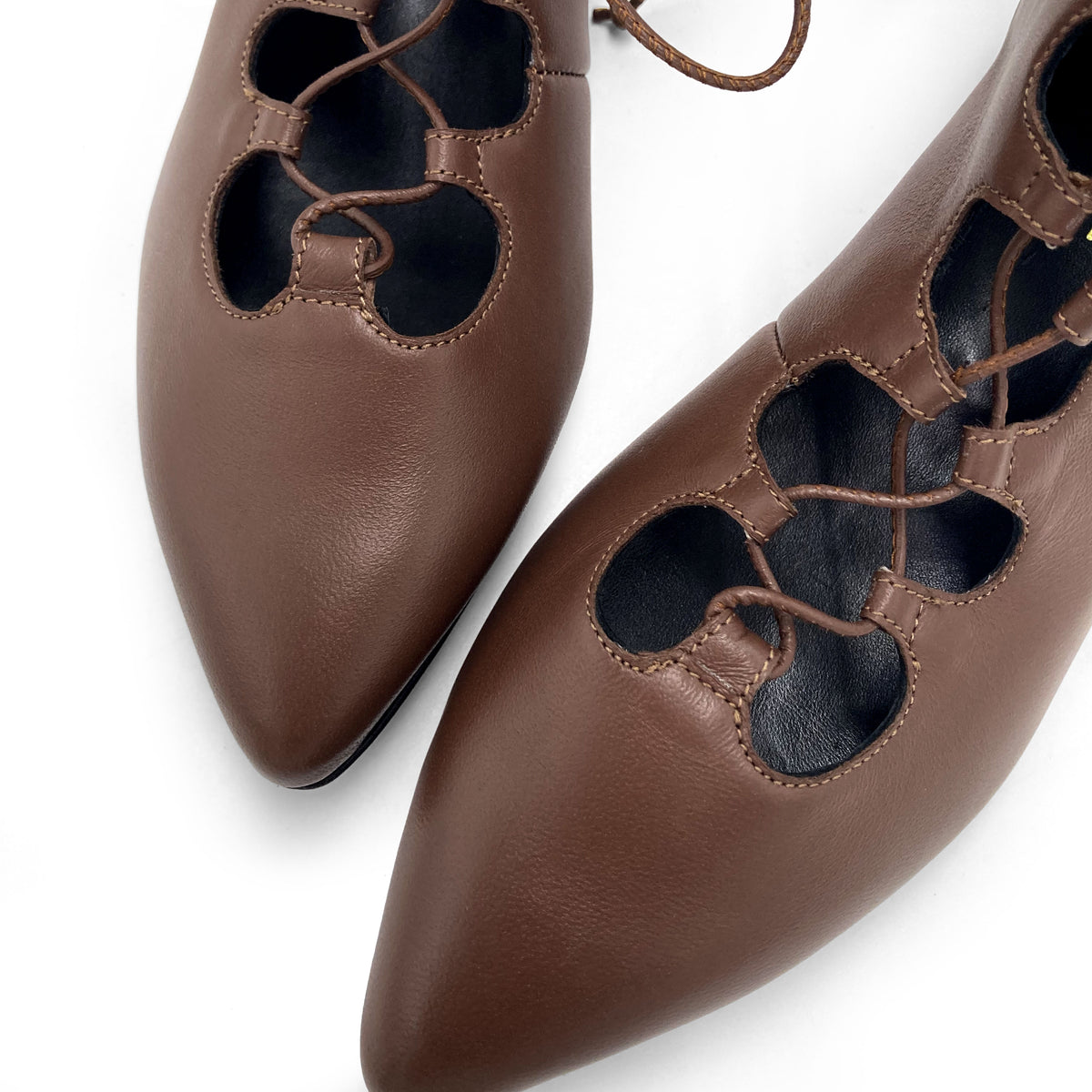 Botines marrones con punta y cordones