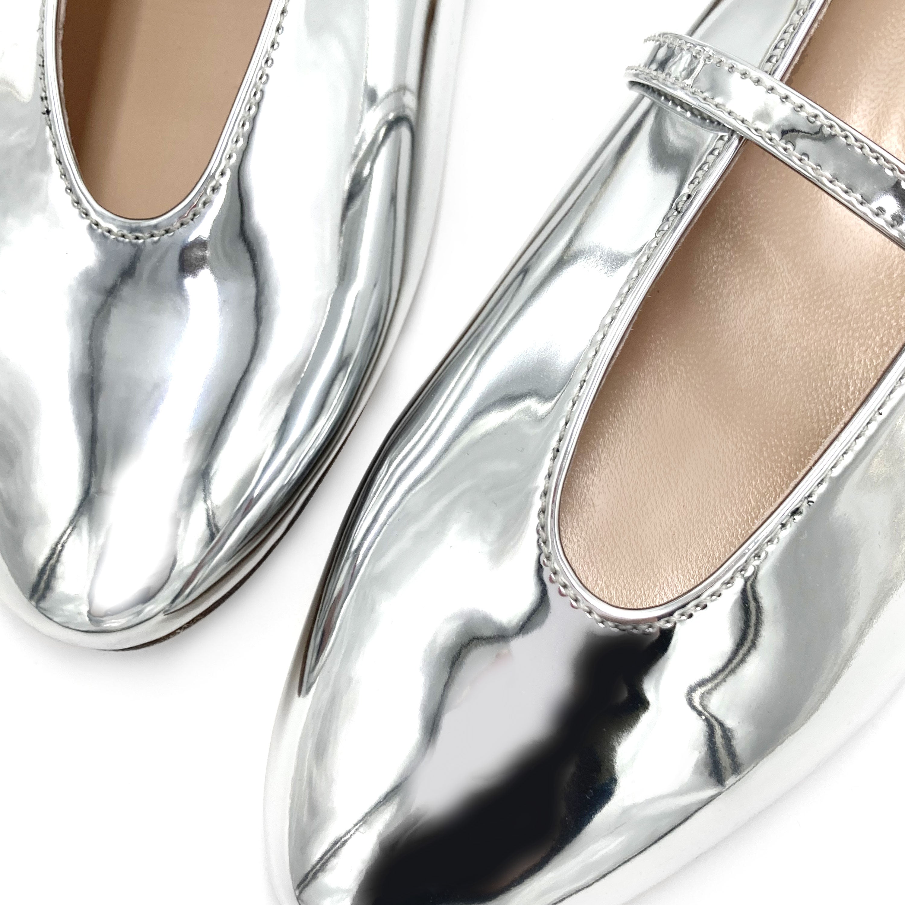 Spiegelnde Silberne Ballerinas mit V-Ausschnitt und Juwelenschleife