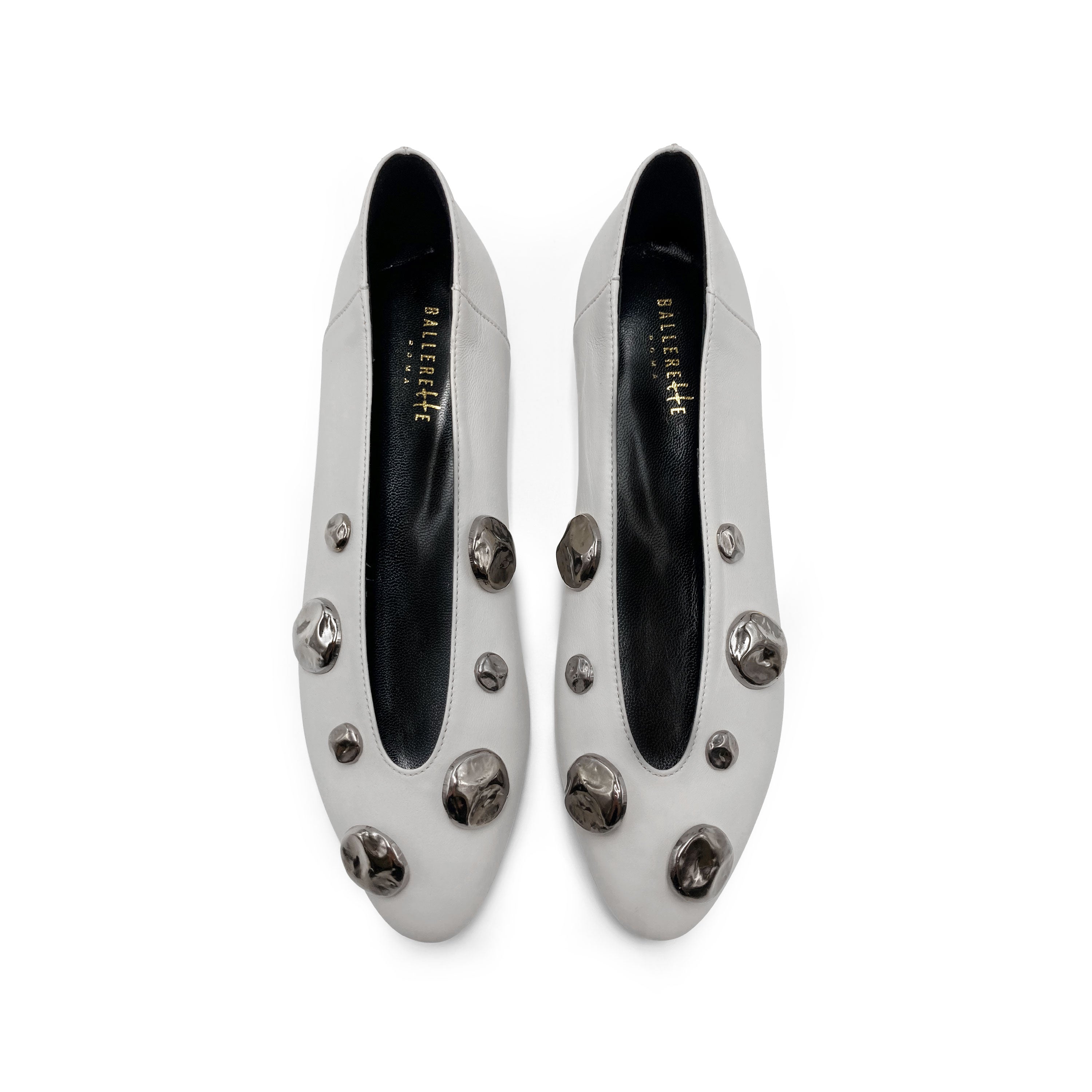 Ballerine grigie perla in pelle con scollo a V e borchie ferro