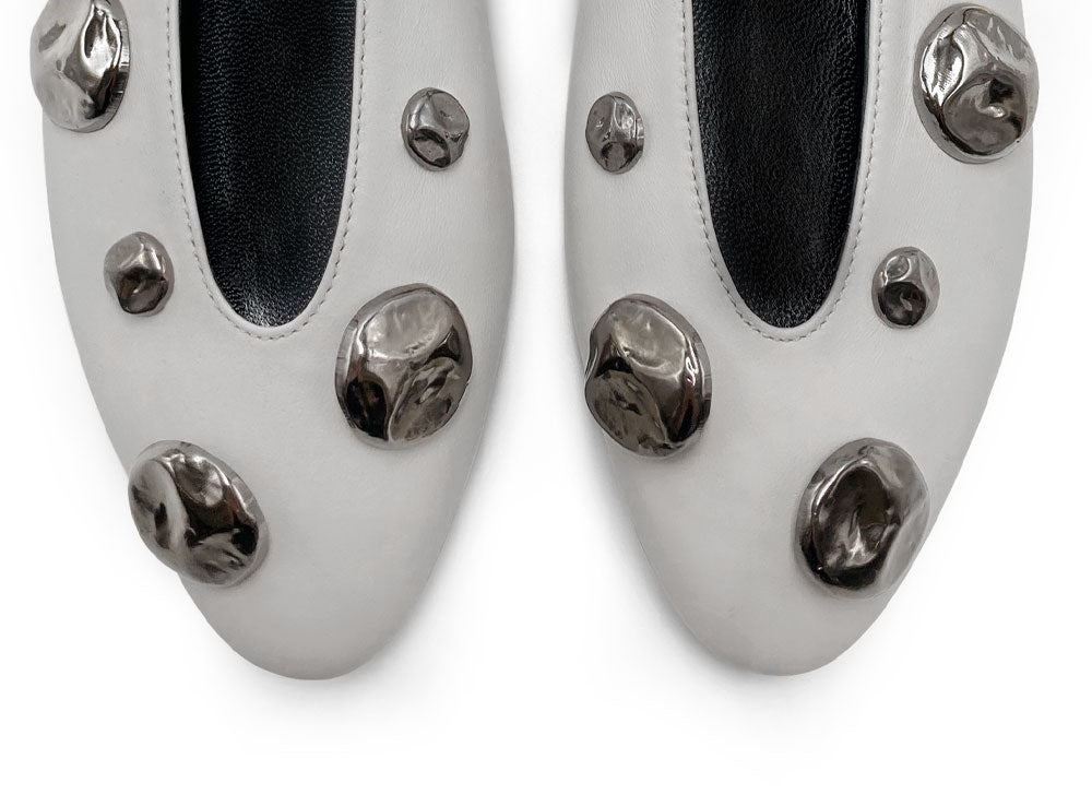 Ballerine grigie perla in pelle con scollo a V e borchie ferro
