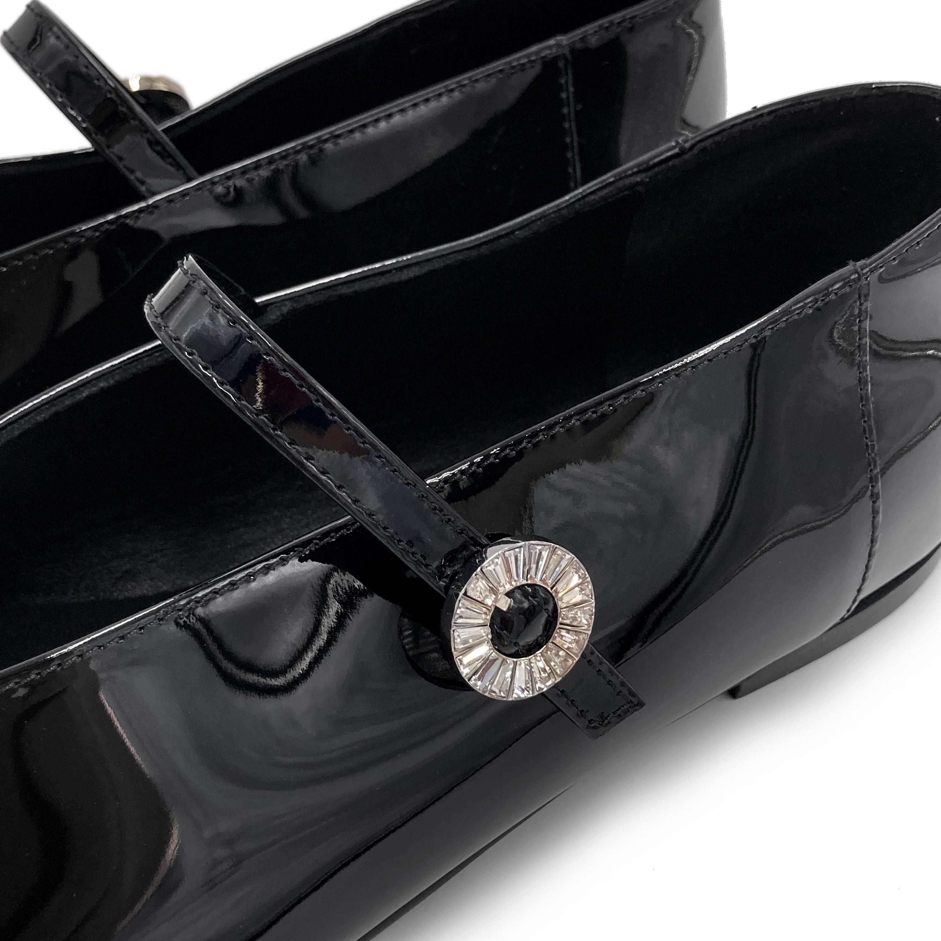 Schwarze Lack‑Mary‑Jane‑Ballerinas mit V‑Ausschnitt und Schmuckriemchen