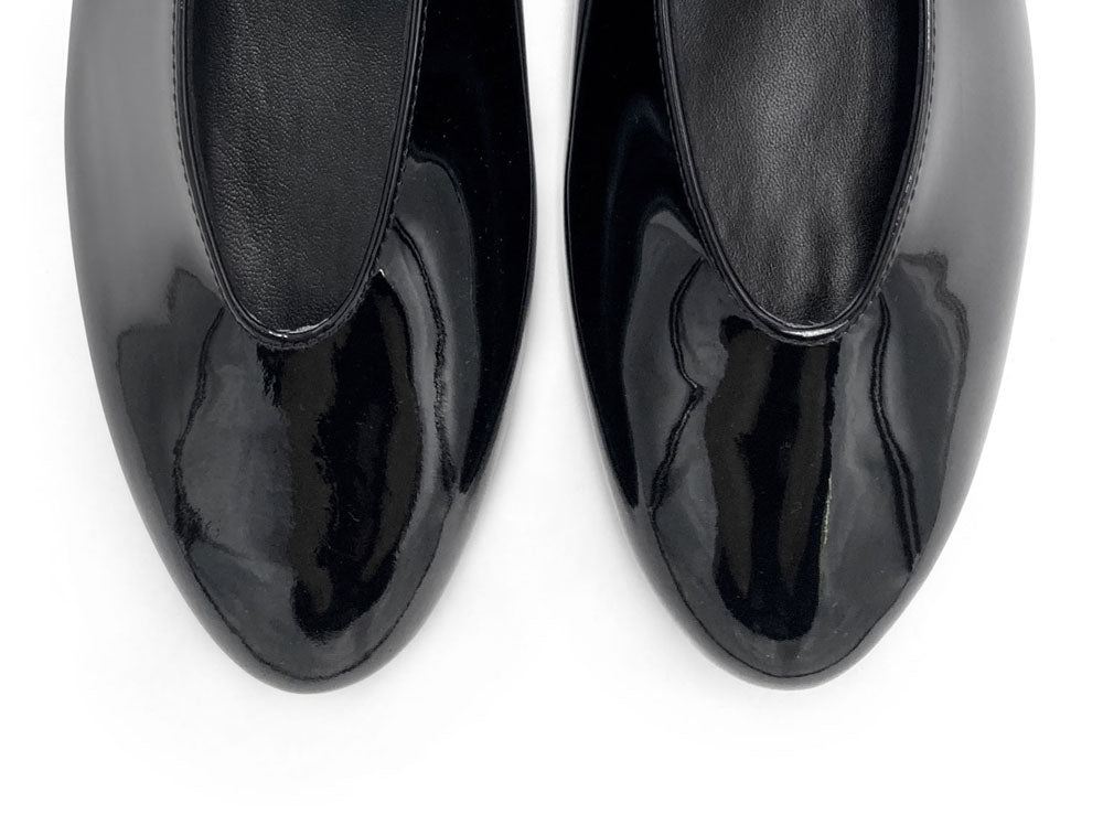 Schwarze Lack‑Mary‑Jane‑Ballerinas mit V‑Ausschnitt und Schmuckriemchen