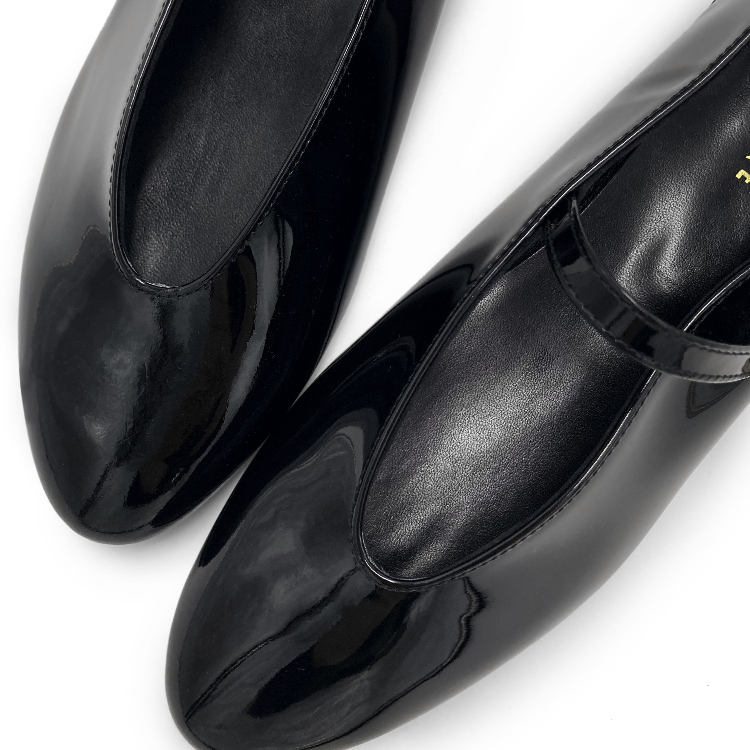 Schwarze Lack‑Mary‑Jane‑Ballerinas mit V‑Ausschnitt und Schmuckriemchen