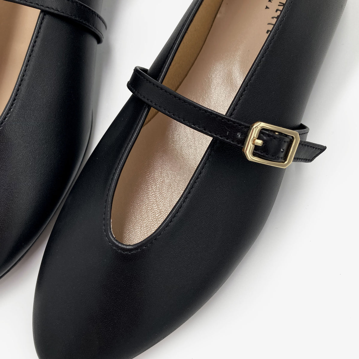 Ballerines en cuir noir avec col V et bride
