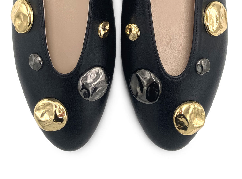 Ballerine nere accollate con borchie oro e ferro
