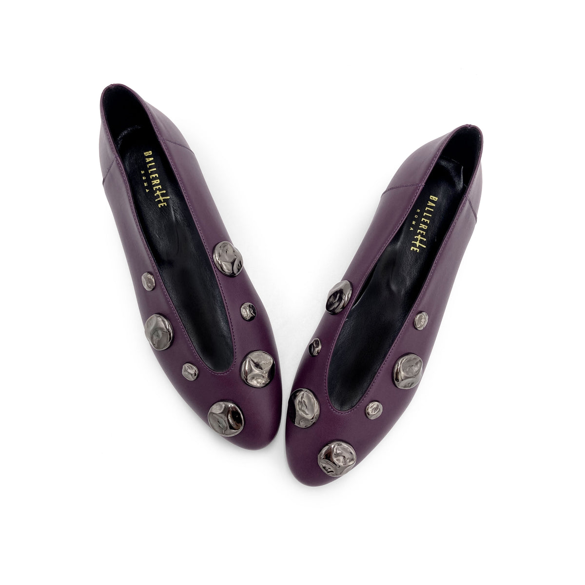 Ballerine viola prugna in pelle con scollo a V e borchie ferro