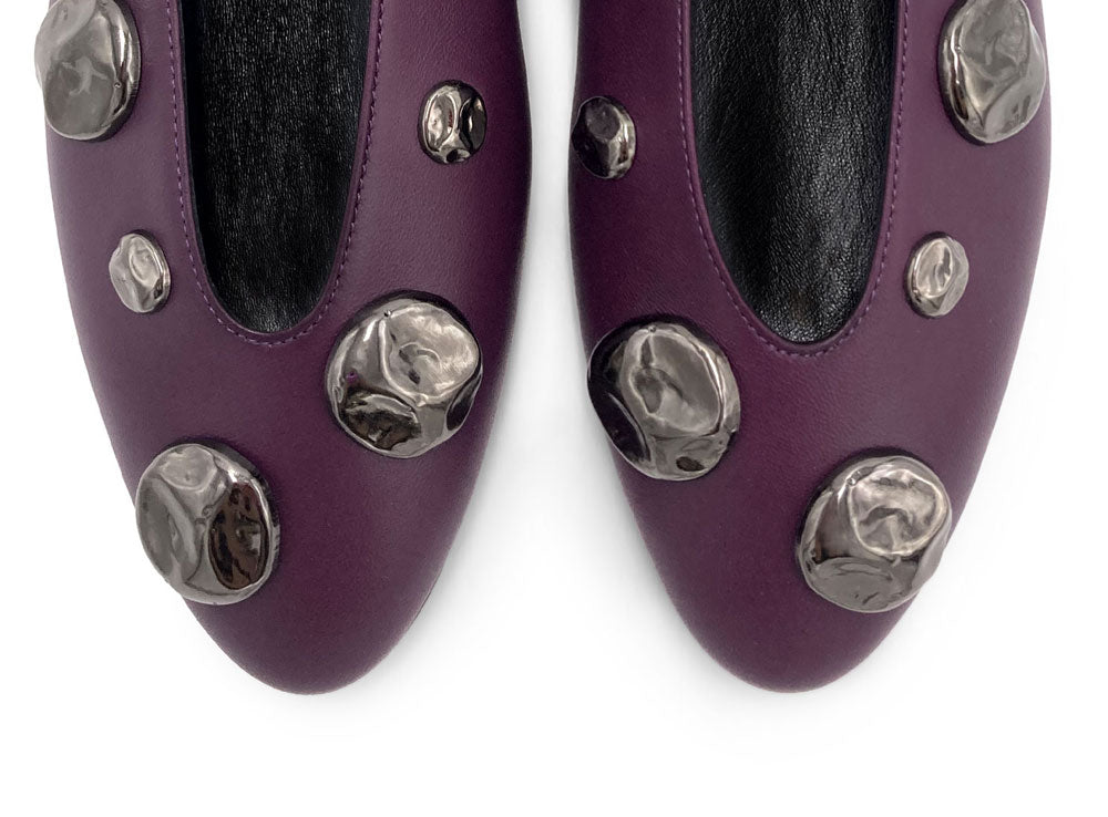 Ballerine viola prugna in pelle con scollo a V e borchie ferro