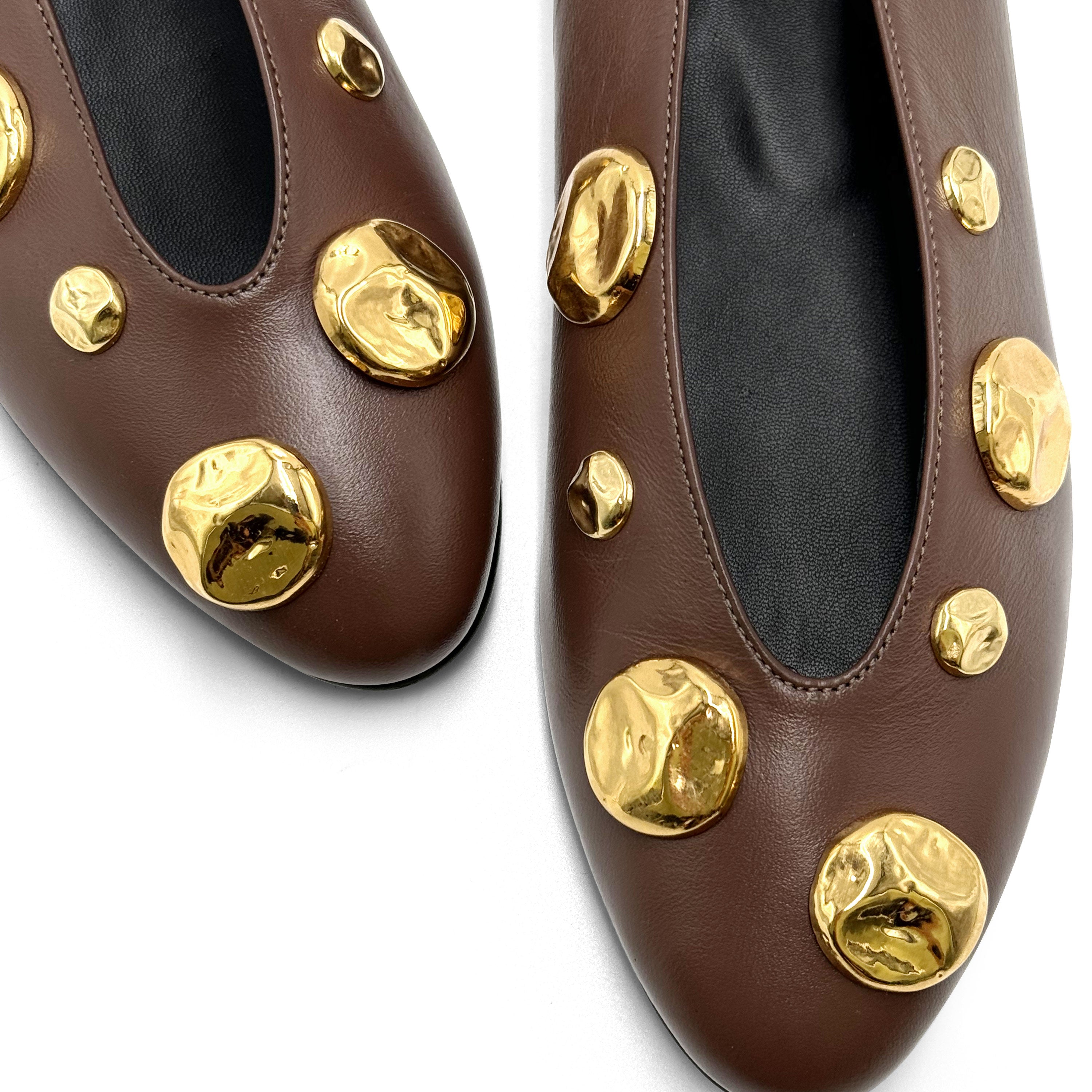Ballerine marroni in pelle con scollo a V e borchie oro