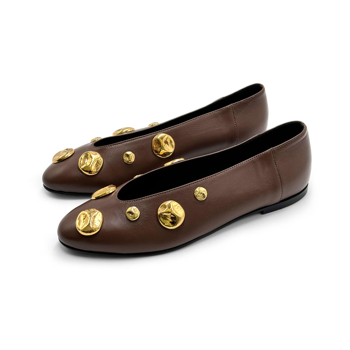 Ballerine marroni in pelle con scollo a V e borchie oro