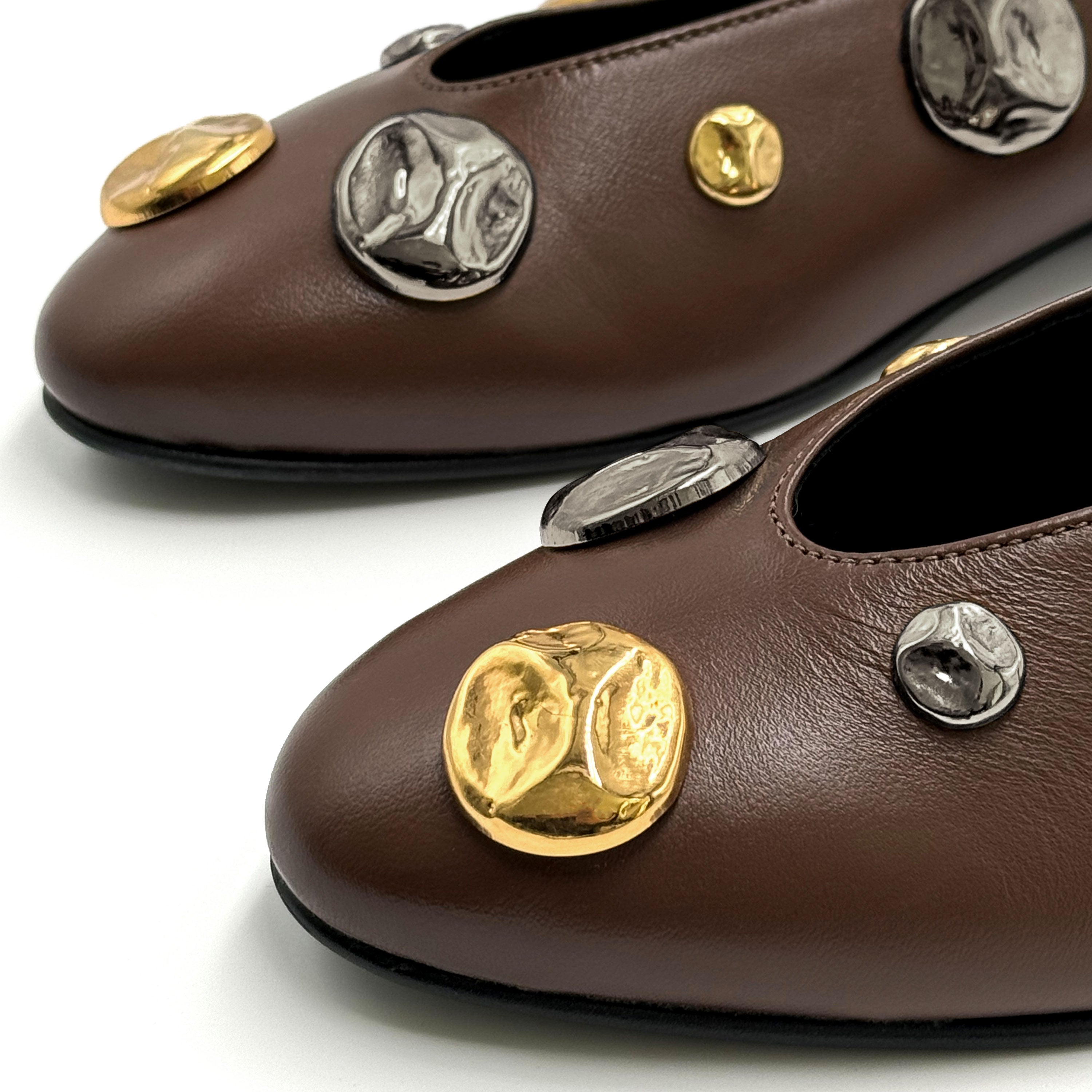 Ballerine marroni in pelle con scollo a V e borchie oro e ferro