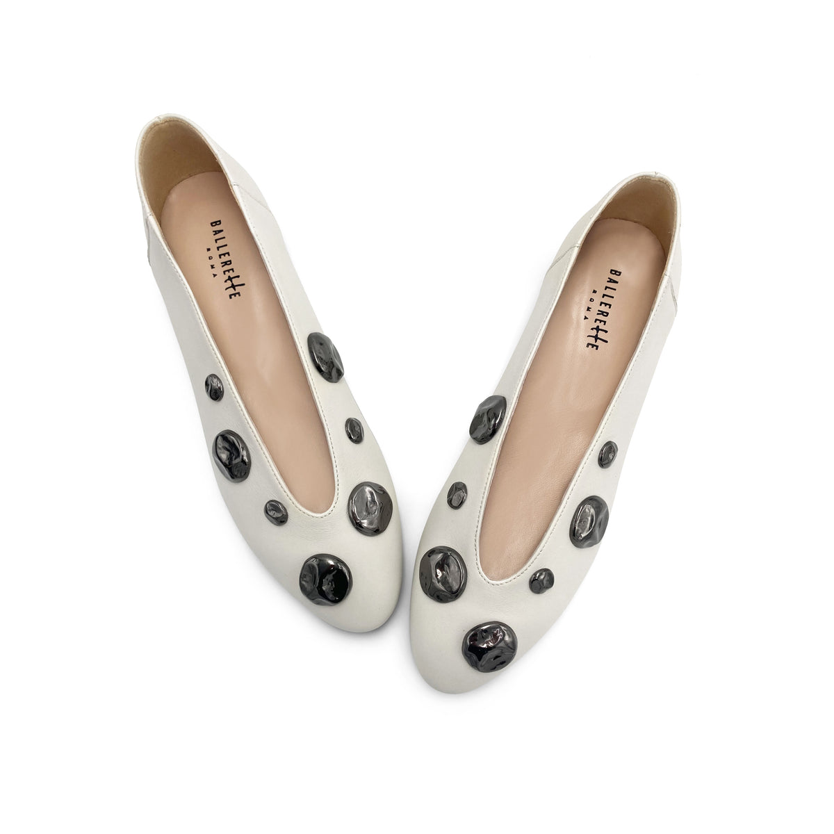 Ballerine bianche avorio in pelle con scollo a V e borchie ferro