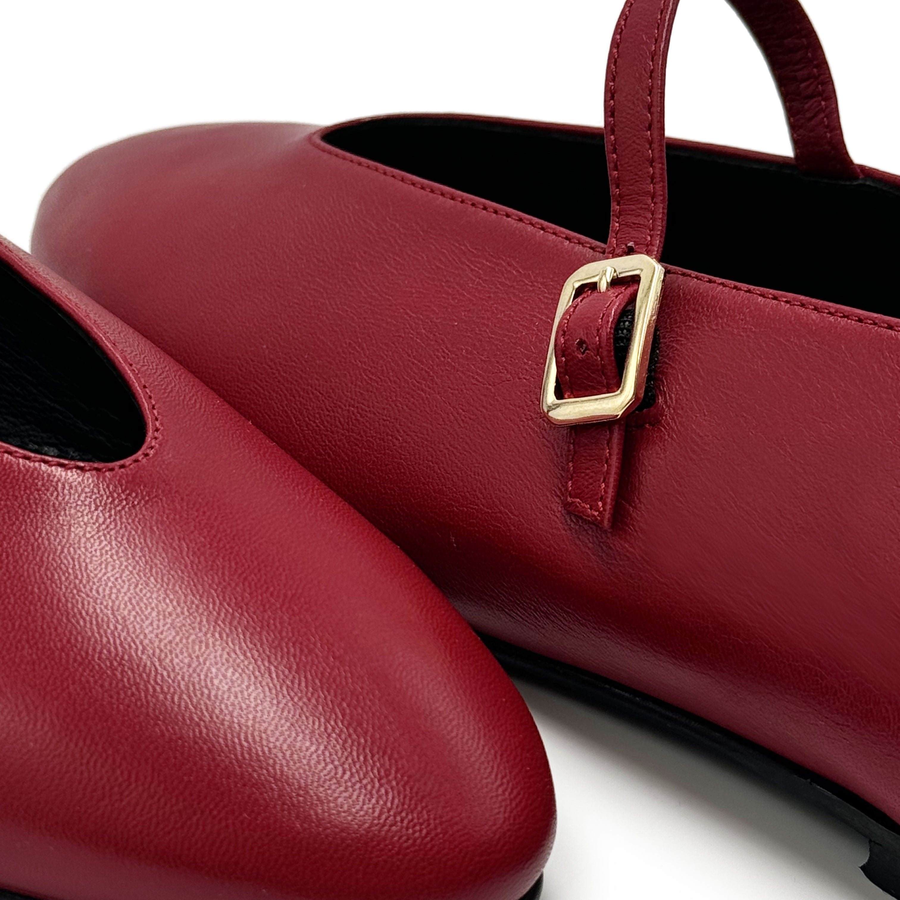 Ballerines en cuir rouge cerise avec col en V et bride
