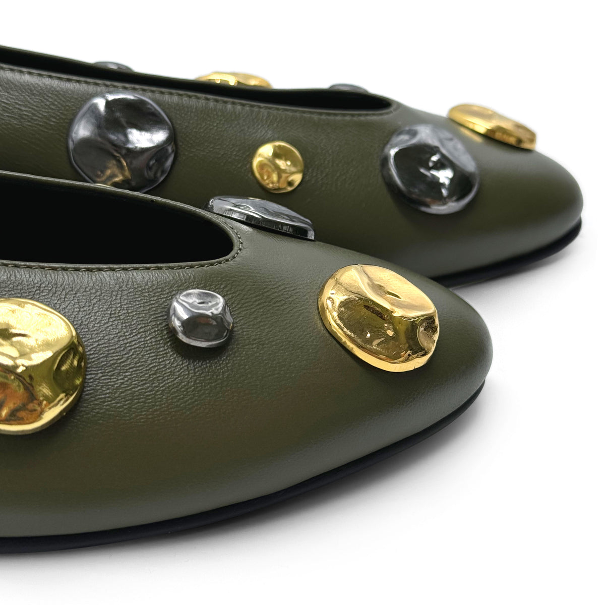 Ballerine verdi in pelle con scollo a V e borchie ferro e oro