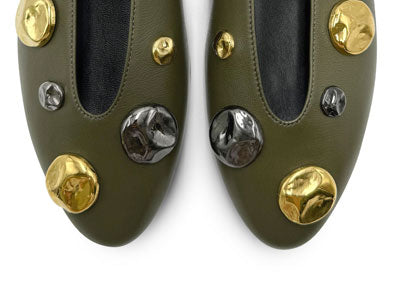 Ballerine verdi in pelle con scollo a V e borchie ferro e oro