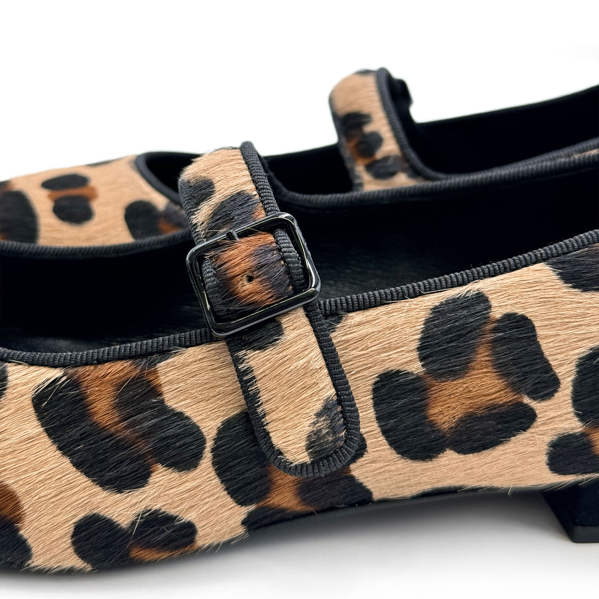 Bailarinas merceditas de piel con pelo animal print y correa