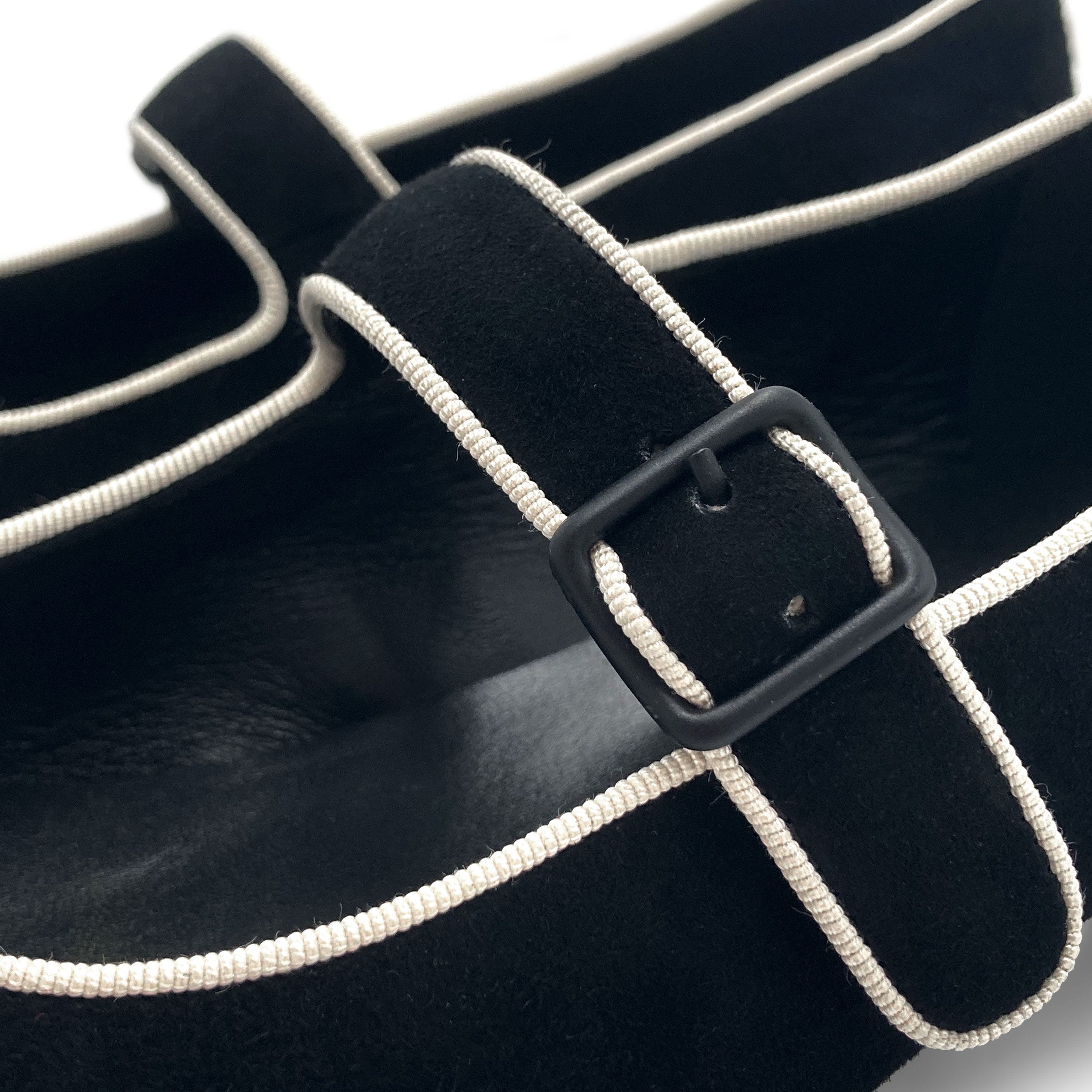 Ballerines Mary Jane en daim noir et détails crème avec bride